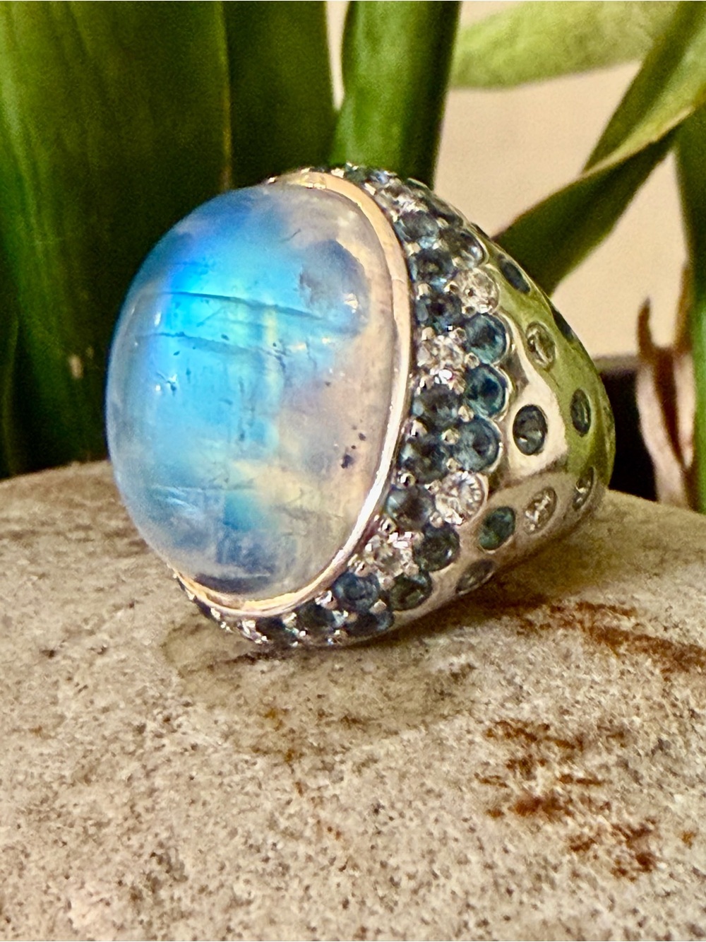 Rodney Raynor 18 karat gold moonstone Diamond Ring - Picture 7 of 11